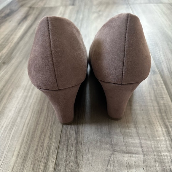 Dexflex Comfort Karlie Women’s Round Toe Faux Suede Wedge Heels Taupe Size 5.5 - Picture 4 of 8